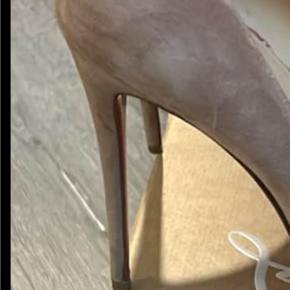 Christian Louboutin - Picture 6 of 6